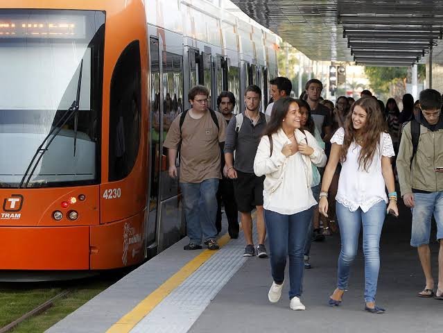 Adiós a las colas: el TRAM de Alicante se moderniza para pagar y validar billetes con tarjeta, móvil y códigos QR