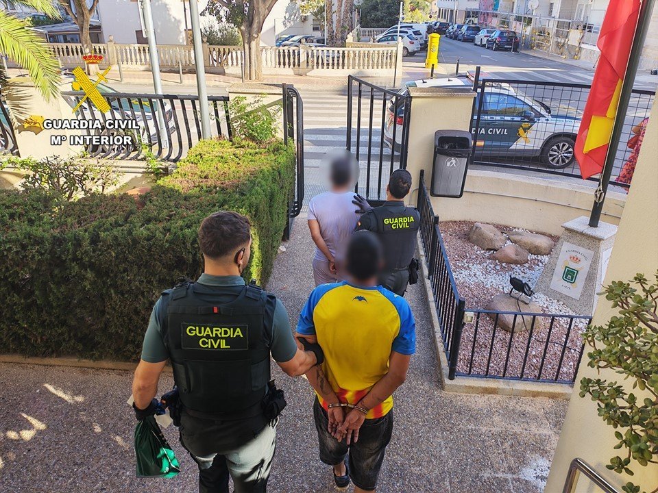 Dos detenidos en Calpe tras agredir a dos personas para robarles una riñonera