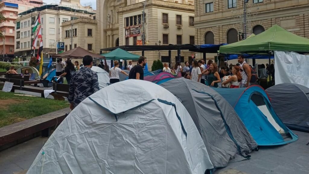 La acampada por la vivienda se desmantela en Alicante tras diez días de protesta