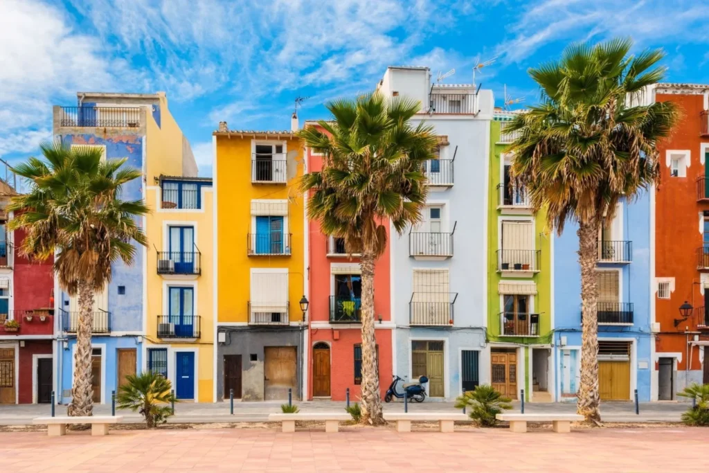 Villajoyosa frena durante dos años las nuevas licencias de viviendas turísticas para proteger el alquiler residencial