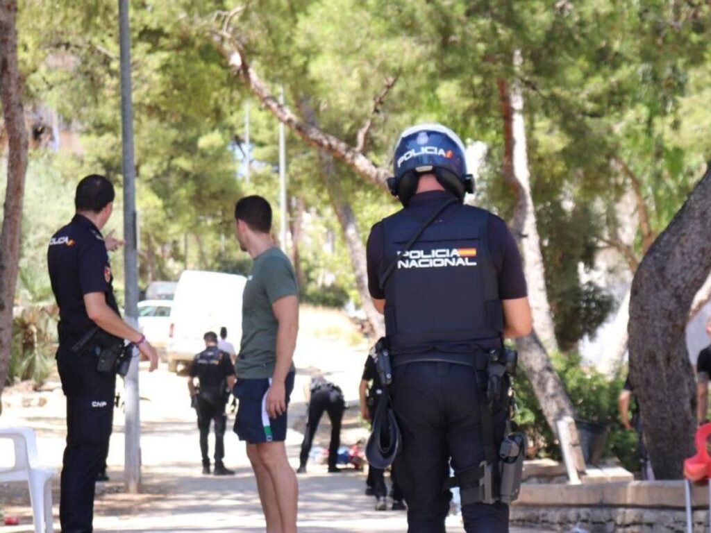 Disparan a un hombre mientras tomaba café en un bar de Alicante: cuatro detenidos y un arsenal incautado