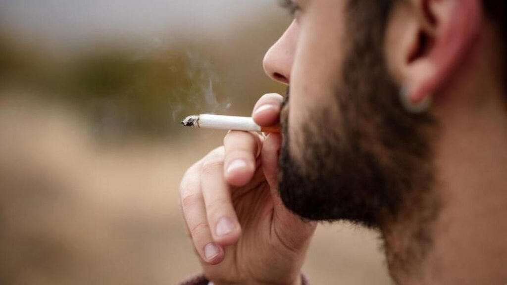 Alicante supera la media nacional de fumadores: el 16,4% fuma a diario