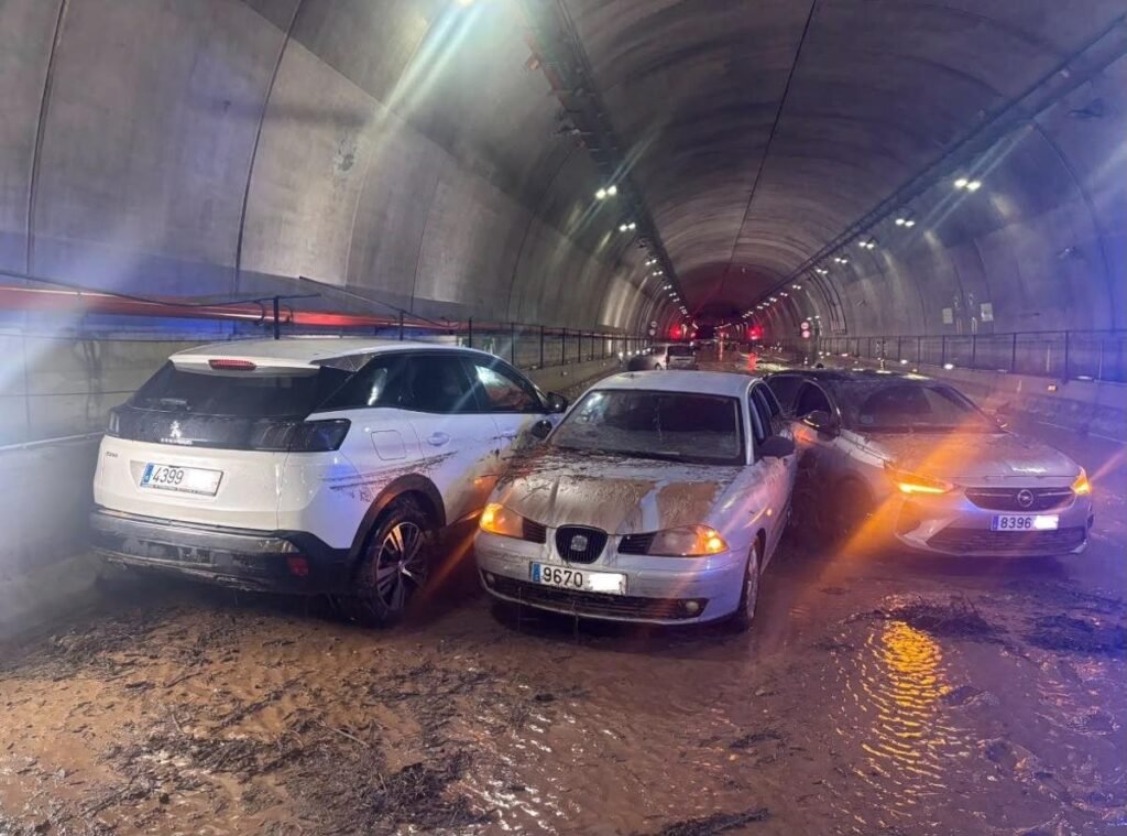 Trece personas rescatadas tras quedar atrapadas por una inundación en el túnel de la AP-7 en Pilar de la Horadada