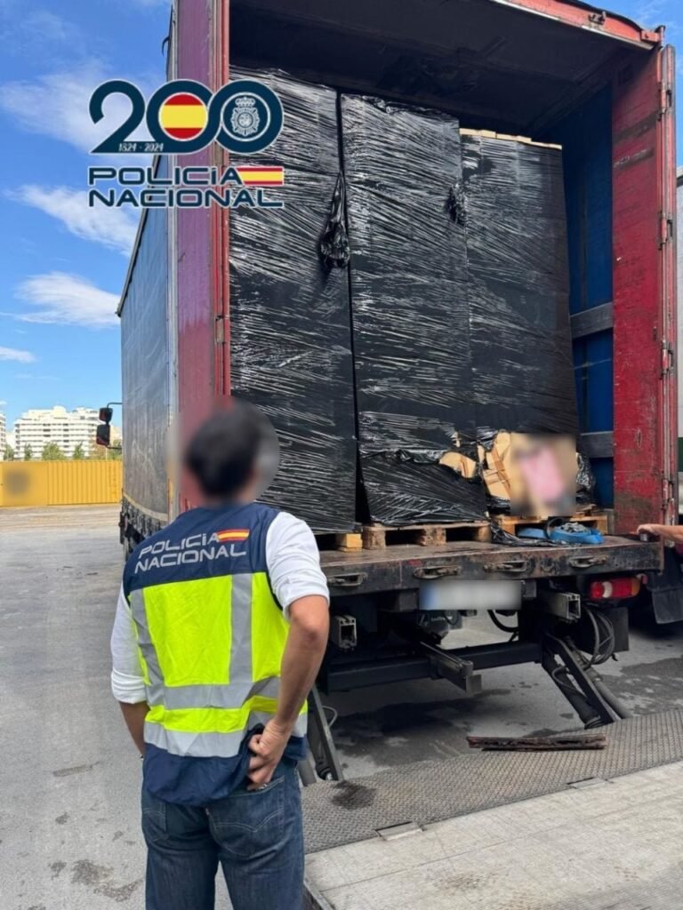 Una parada por la DANA destapa un alijo de 255.000 cajetillas de tabaco valorado en 1,4 millones de euros