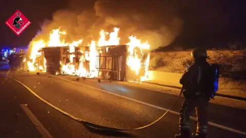 Muere un camionero tras volcar e incendiarse su tráiler en la A-33 a la altura de Villena