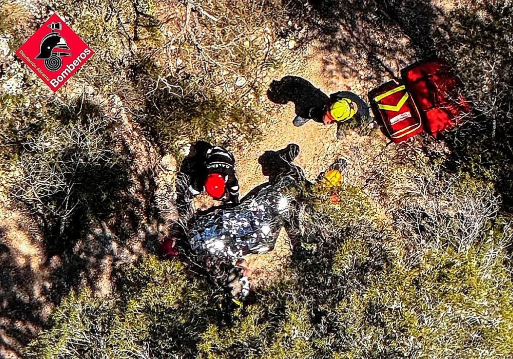 Rescatan en Petrer a un senderista belga tras sufrir una caída en la montaña