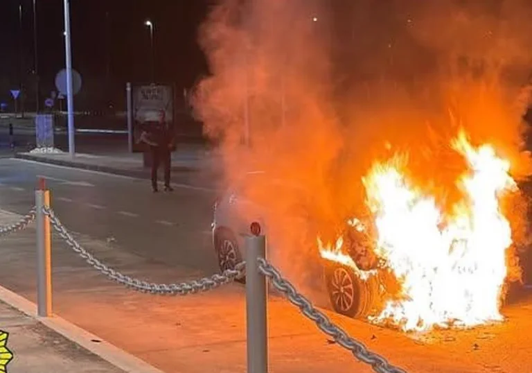 Incendio de coche asusta a vecinos de Novelda