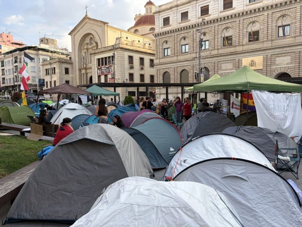 Alicante mantiene un campamento por la vivienda con 100 personas y 50 tiendas en la plaza de la Montañeta