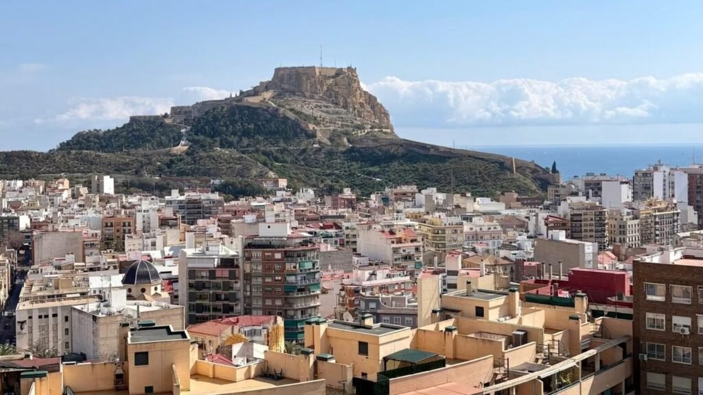 Alicante se hunde en el ranking de riqueza: cae del puesto 27 al 42 y se aleja 8.000 euros de la media española