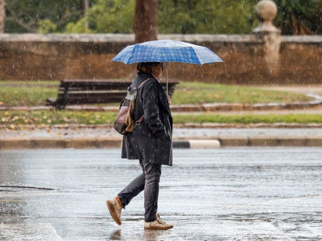 La Aemet activa la alerta amarilla en Alicante por lluvias intensas y tormentas de hasta 80 litros