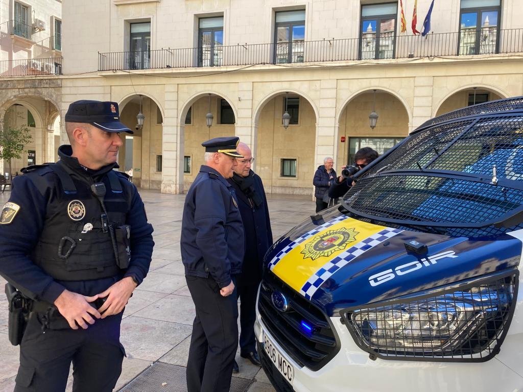 Detenido en Alicante por agredir a su pareja y a su hijastra en el Garbinet