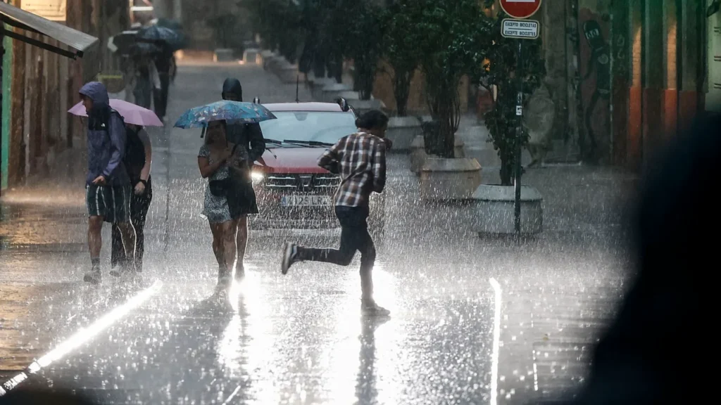 Alerta naranja en Alicante: la provincia se prepara para un viernes de fuertes lluvias y tormentas
