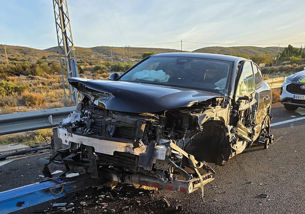 Un conductor ebrio huye a 180 km/h por Alicante y Elche y acaba detenido tras estrellarse